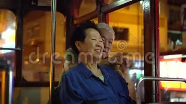亚洲老年夫妇夜间乘坐香港城市电车<strong>畅游</strong>